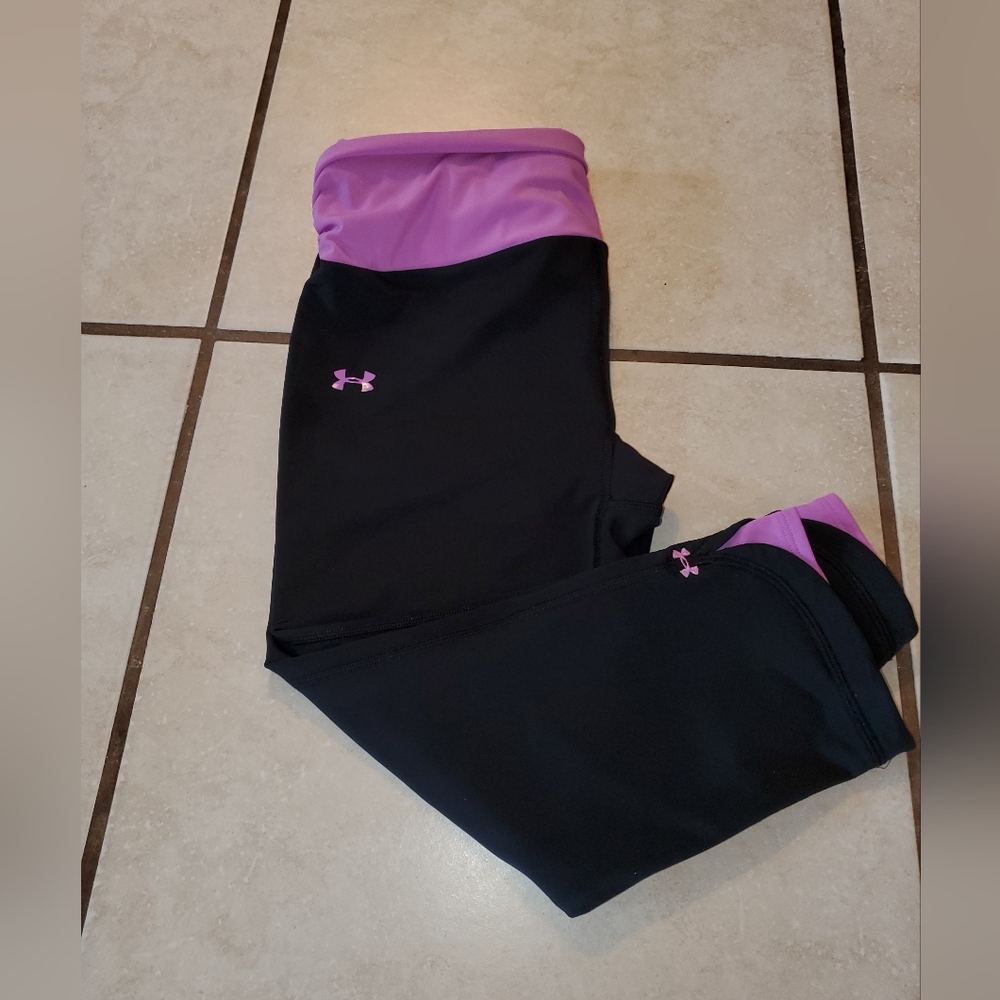 Women's Under Armour cropped leggings. Size M.